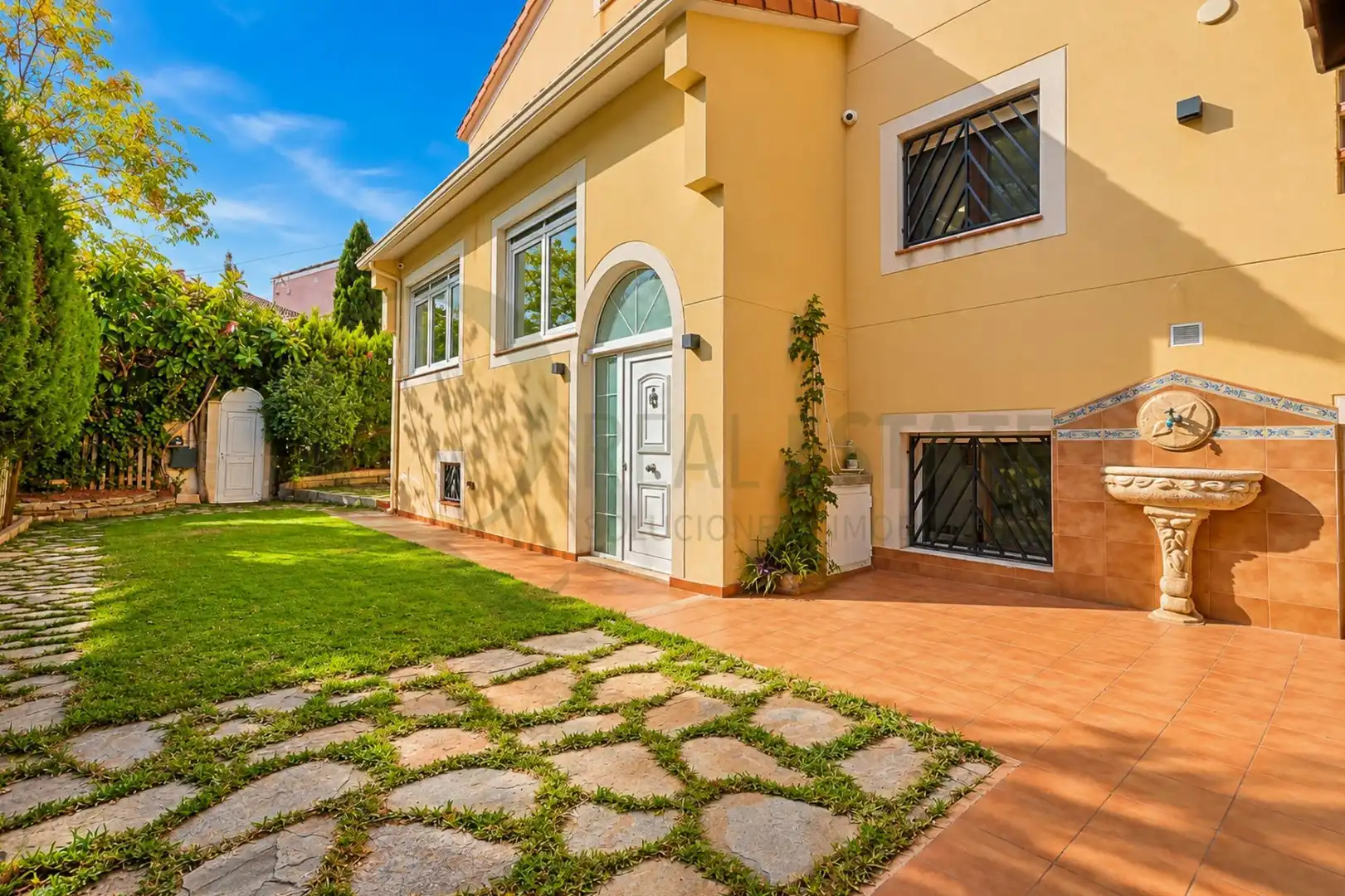 Außenansicht von Haus oder Chalet zum Verkauf in Alicante / Alacant mit Klimaanlage, Heizung und Privatgarten