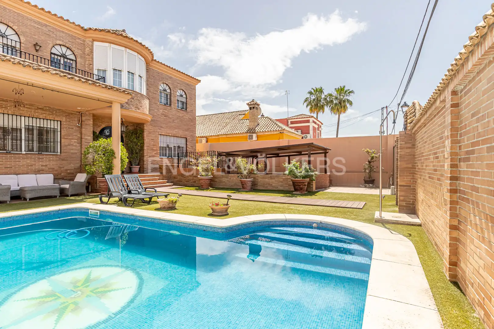 Vista exterior de Casa o xalet en venda en Utrera amb Aire condicionat, Calefacció i Jardí privat