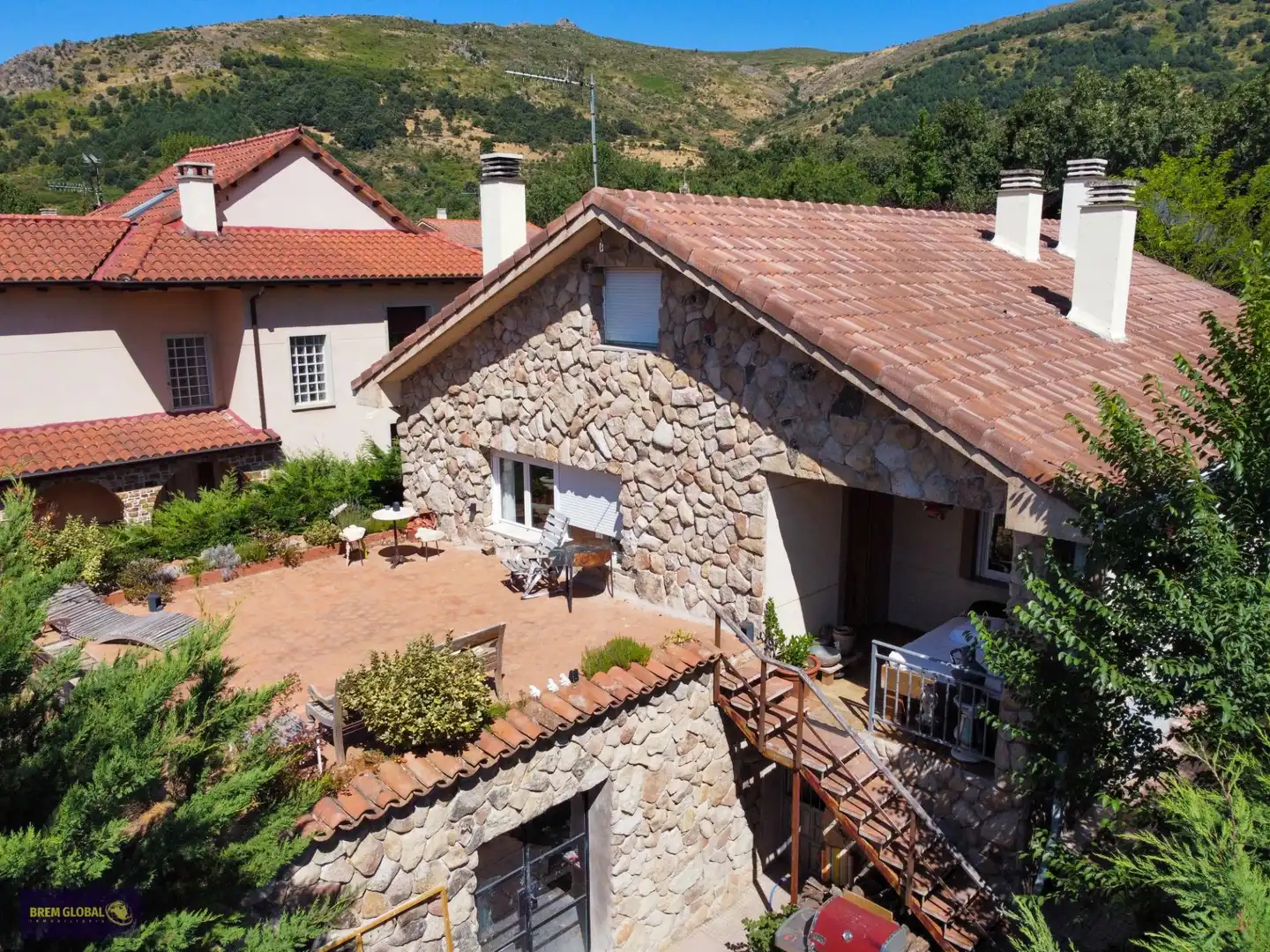 Vista exterior de Casa o xalet en venda en Bustarviejo amb Aire condicionat, Calefacció i Jardí privat