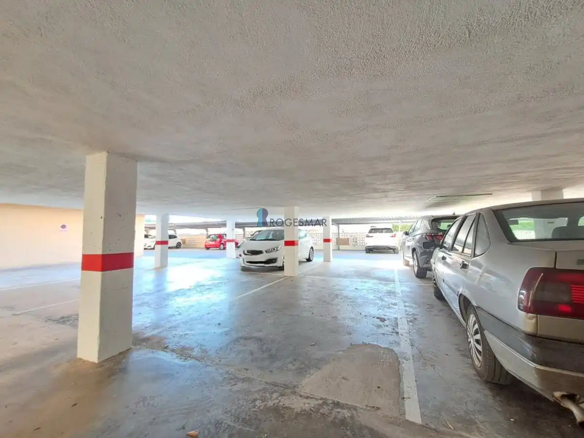 Aparcament de Apartament en venda en Benicasim / Benicàssim amb Terrassa, Traster i Piscina comunitària