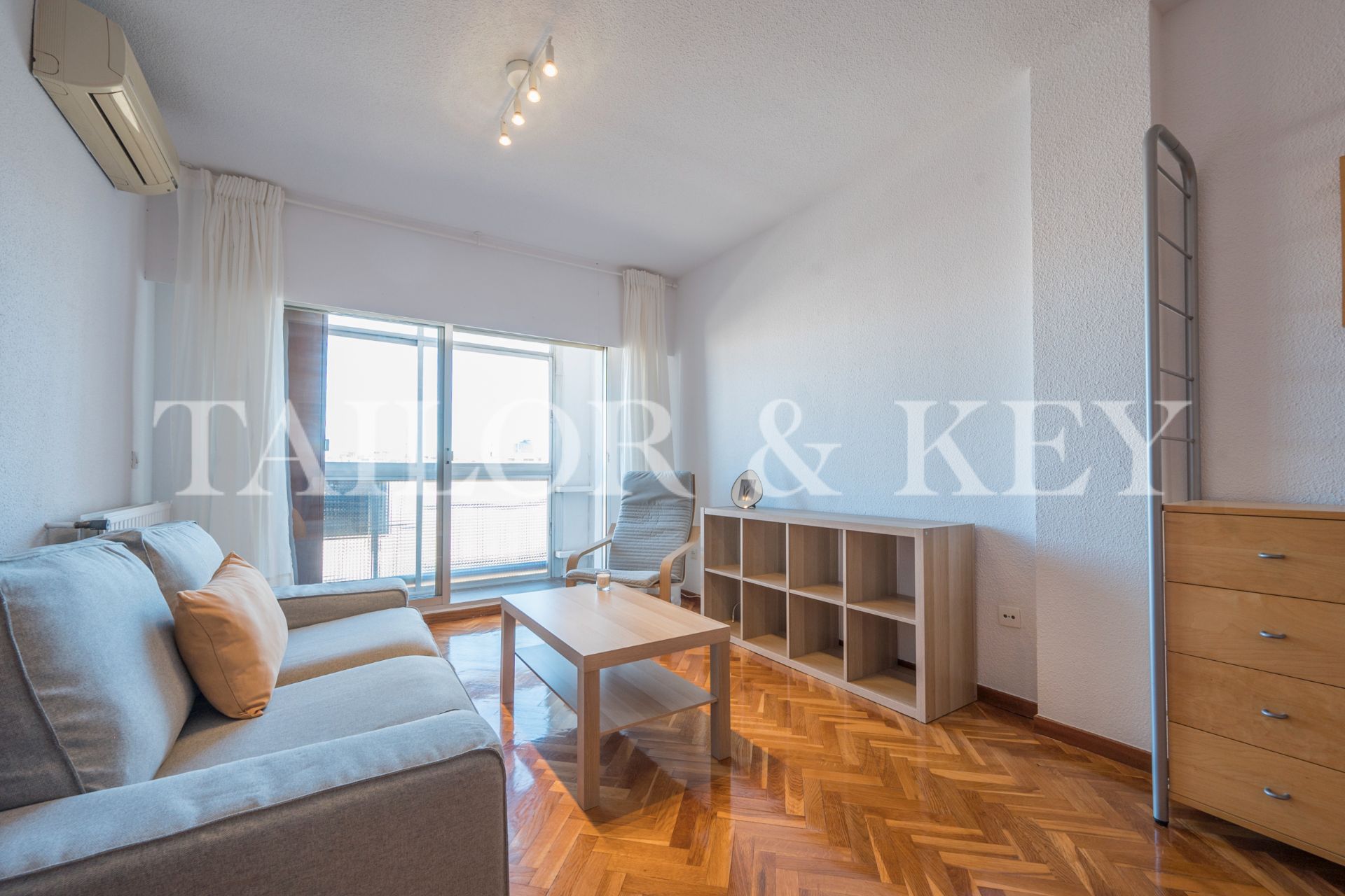 Sala d'estar de Àtic de lloguer en  Madrid Capital amb Aire condicionat, Terrassa i Balcó