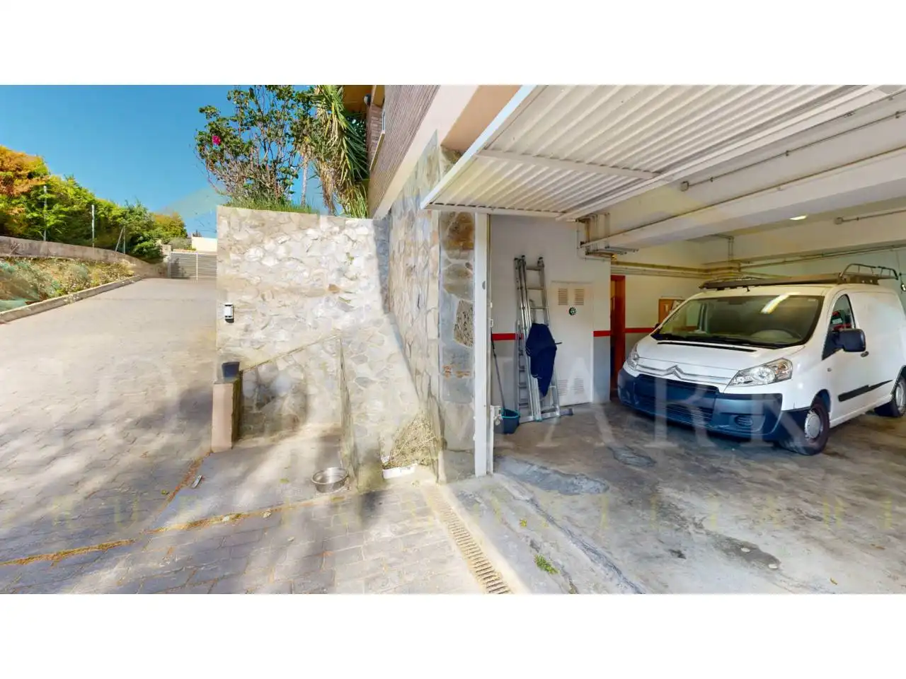 Aparcament de Casa o xalet en venda en Sabadell amb Aire condicionat, Jardí privat i Terrassa