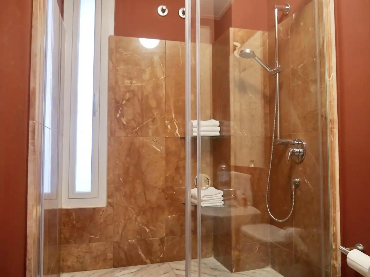 Bathroom of Flat for sale in Sevilla  with Air Conditioner, Terrace and Furnished