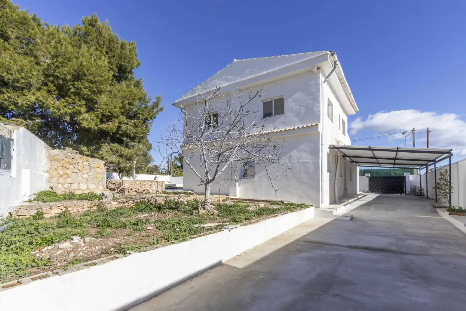 Vista exterior de Casa o xalet en venda en La Pobla de Vallbona amb Jardí privat i Piscina