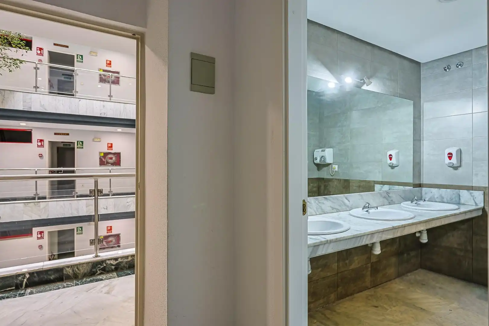 Bathroom of Office for sale in Sevilla