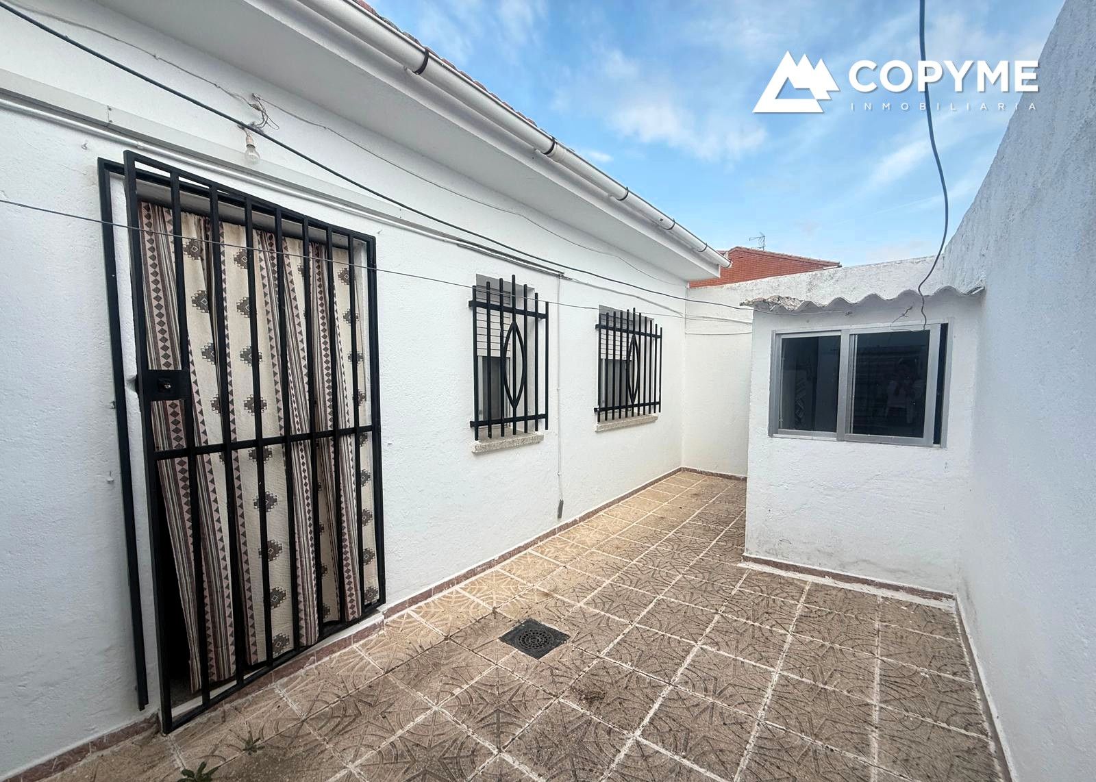 Vista exterior de Casa o xalet en venda en Novés amb Calefacció, Traster i Moblat