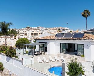 Vista exterior de Casa o xalet en venda en Mijas amb Aire condicionat, Jardí privat i Terrassa