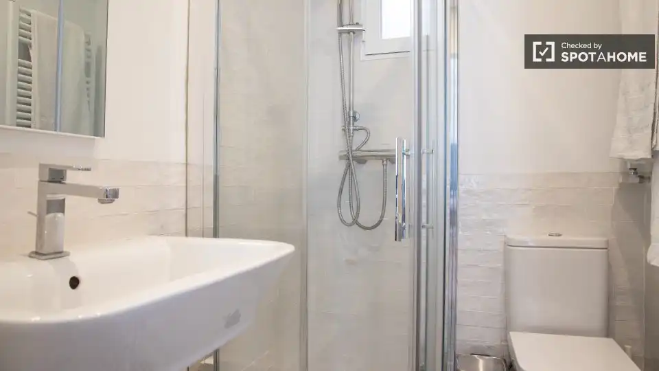 Bathroom of Flat for rent in Madrid  with Air Conditioner, Heating and Furnished