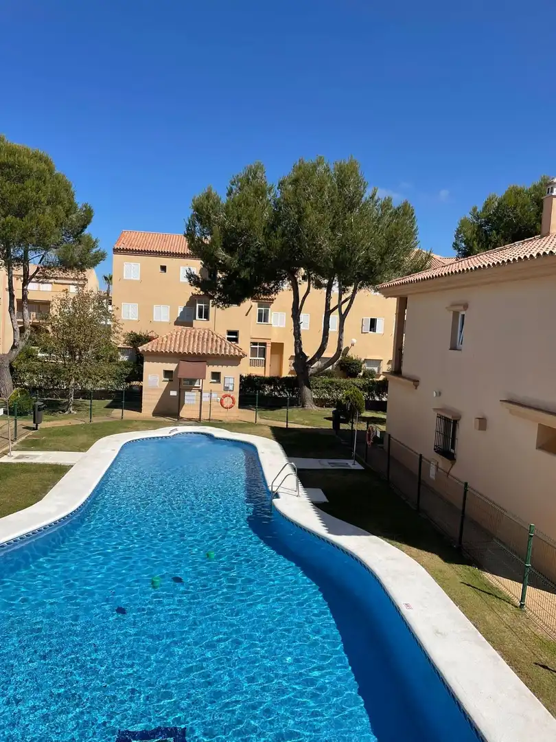 Vista exterior de Apartament en venda en Chiclana de la Frontera amb Jardí privat, Terrassa i Piscina comunitària
