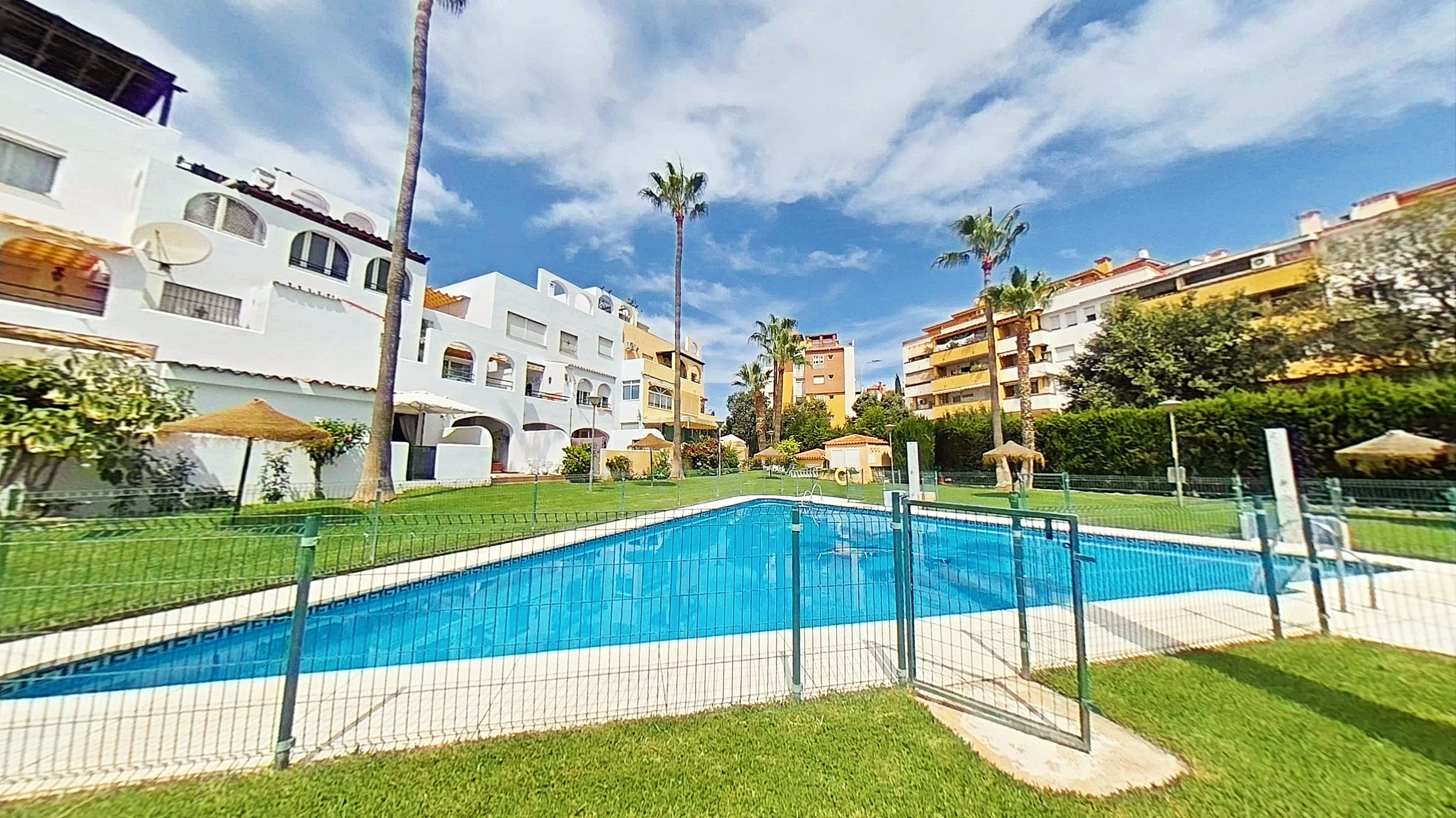 Vista exterior de Pis en venda en Benalmádena amb Calefacció, Terrassa i Piscina
