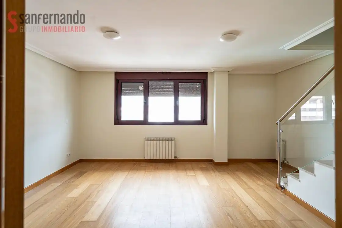 Sala d'estar de Dúplex en venda en Santander amb Calefacció, Parquet i Traster