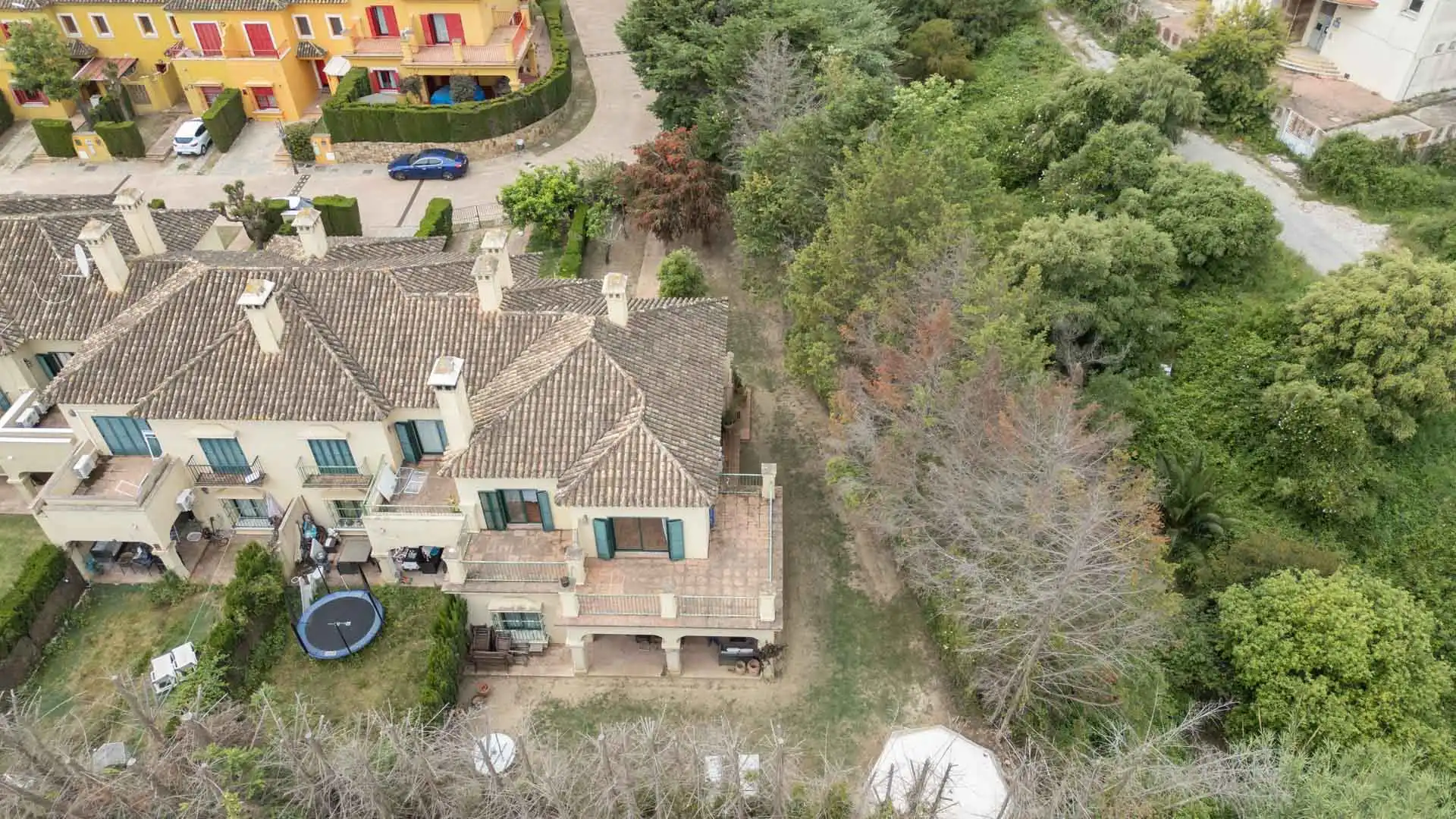 Vista exterior de Casa adosada en venda en Sotogrande amb Jardí privat, Terrassa i Piscina