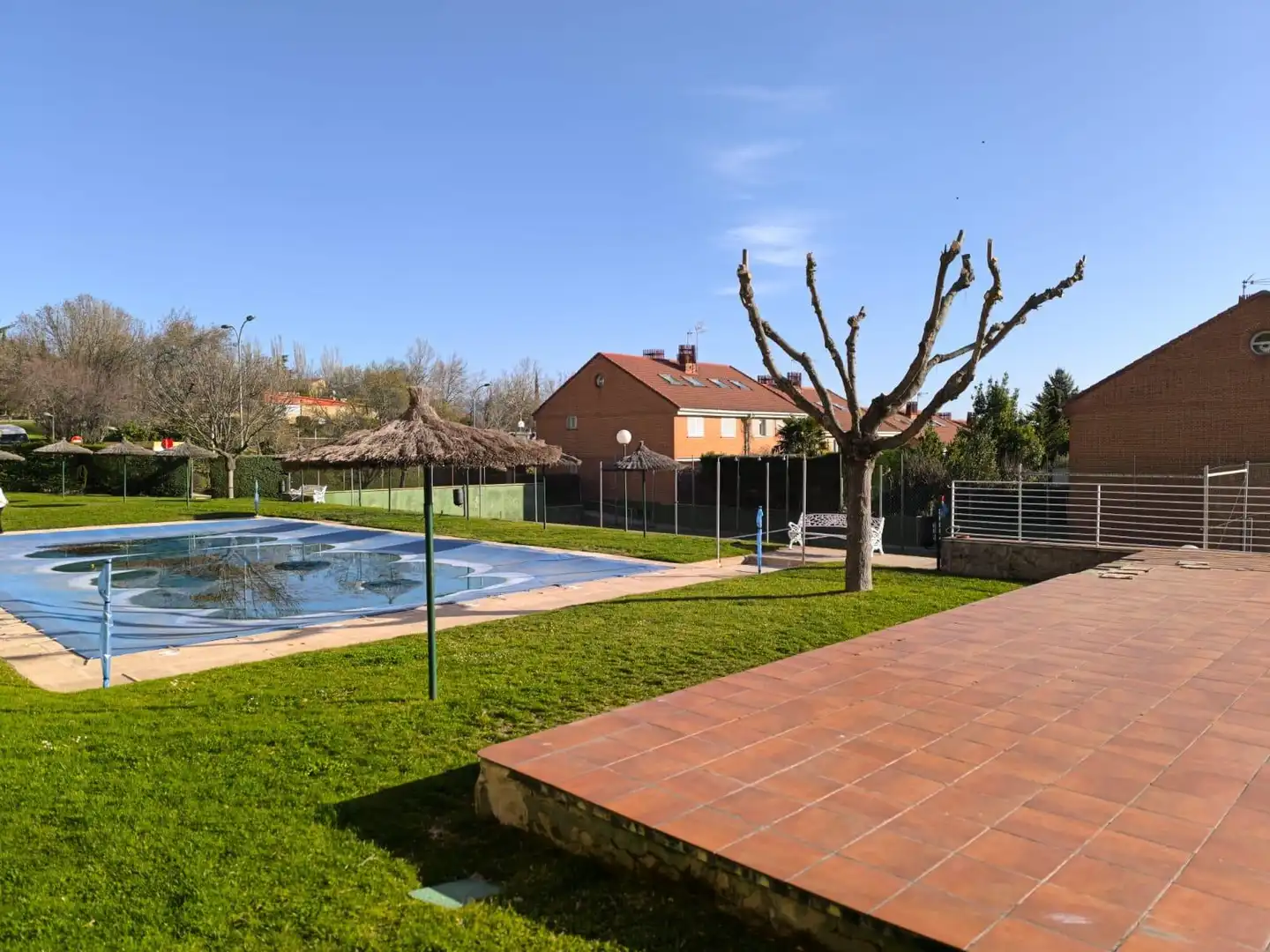 Schwimmbecken von Einfamilien-Reihenhaus zum Verkauf in San Lorenzo de El Escorial mit Heizung, Privatgarten und Abstellraum
