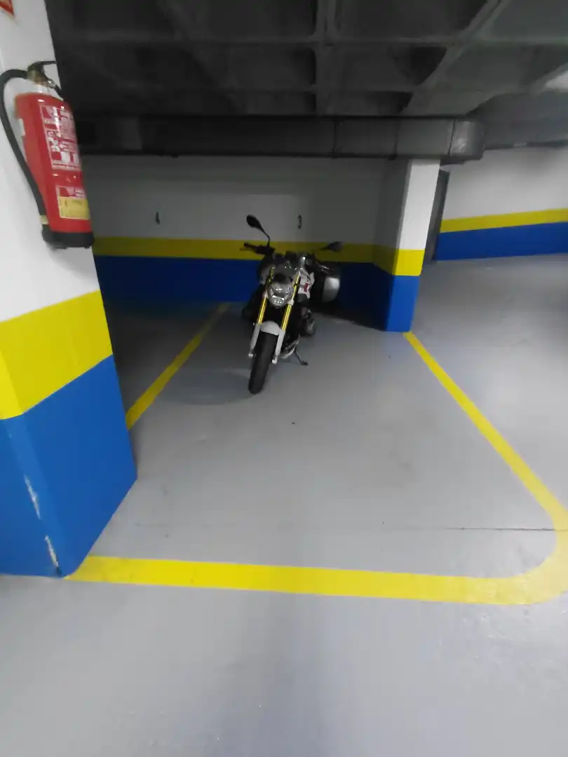 Parking de Dúplex de alquiler en A Coruña Capital  con Jardín privado, Parquet y Amueblado