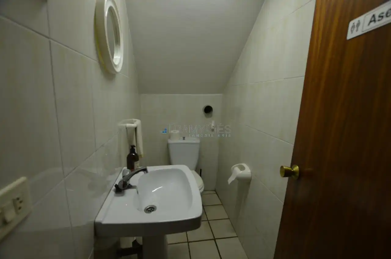 Badezimmer von Einfamilien-Reihenhaus zum Verkauf in Tui mit Heizung