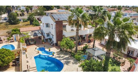 VILLA DE LUJO EXCEPCIONAL CON CASAS DE HUÉSPEDES, SPA PRIVADO Y JARDINES DE ESTILO RESORT EN CIUDAD QUESADA