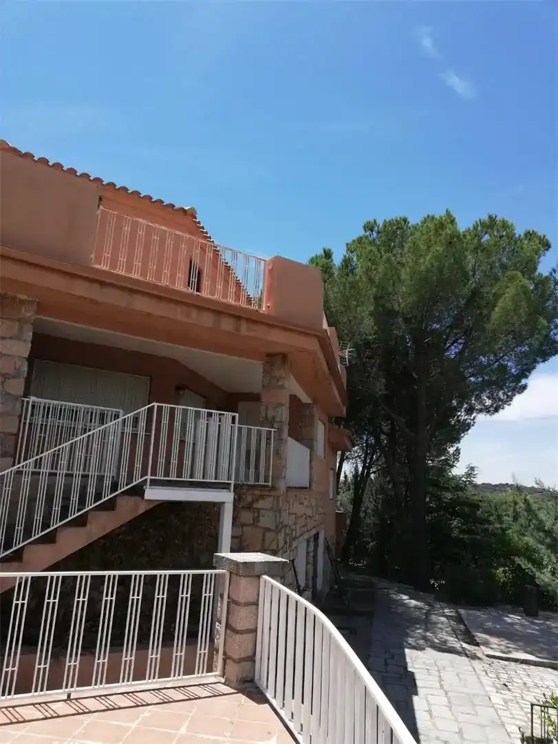 Vista exterior de Pis en venda en Villa del Prado amb Aire condicionat, Jardí privat i Traster