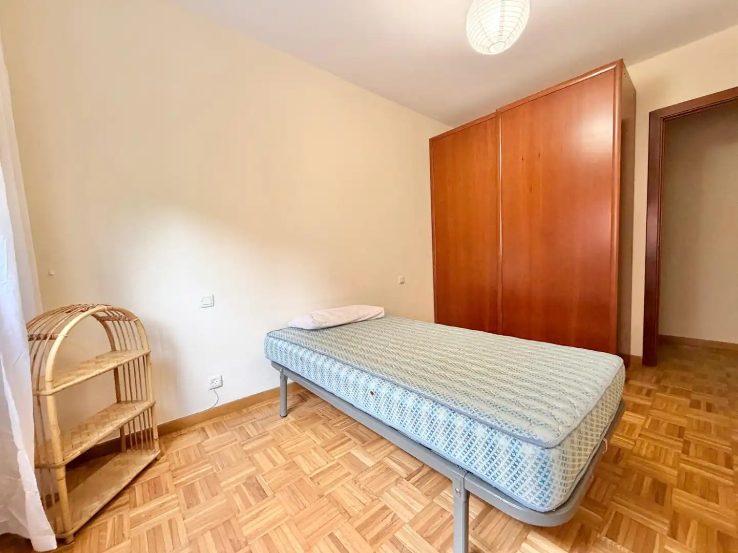 Habitación de Piso de alquiler en  Logroño con Calefacción, Parquet y Amueblado