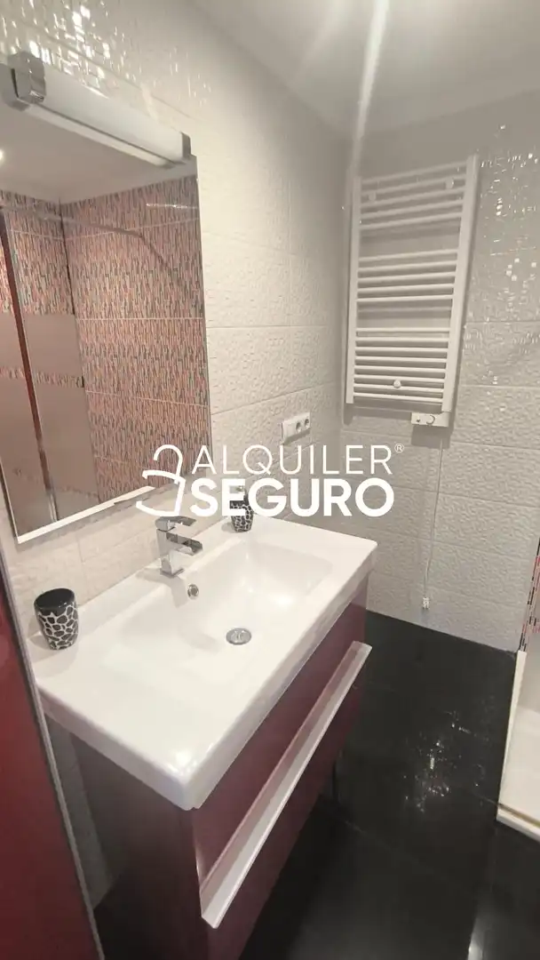 Badezimmer von Wohnung zur Miete in Dos Hermanas mit Klimaanlage, Terrasse und Schwimmbad