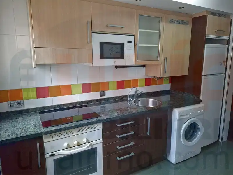 Cuina de Pis en venda en Oviedo  amb Calefacció, Terrassa i Traster
