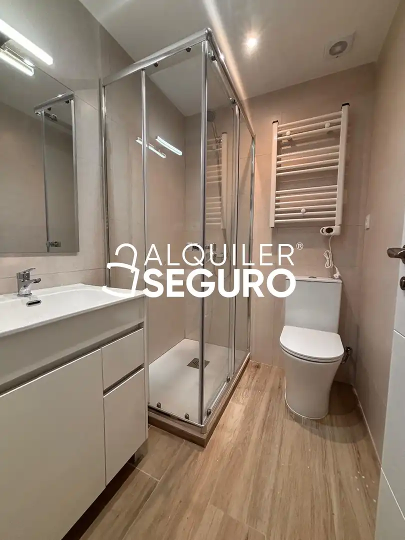 Badezimmer von Wohnung zur Miete in Madrid mit Heizung