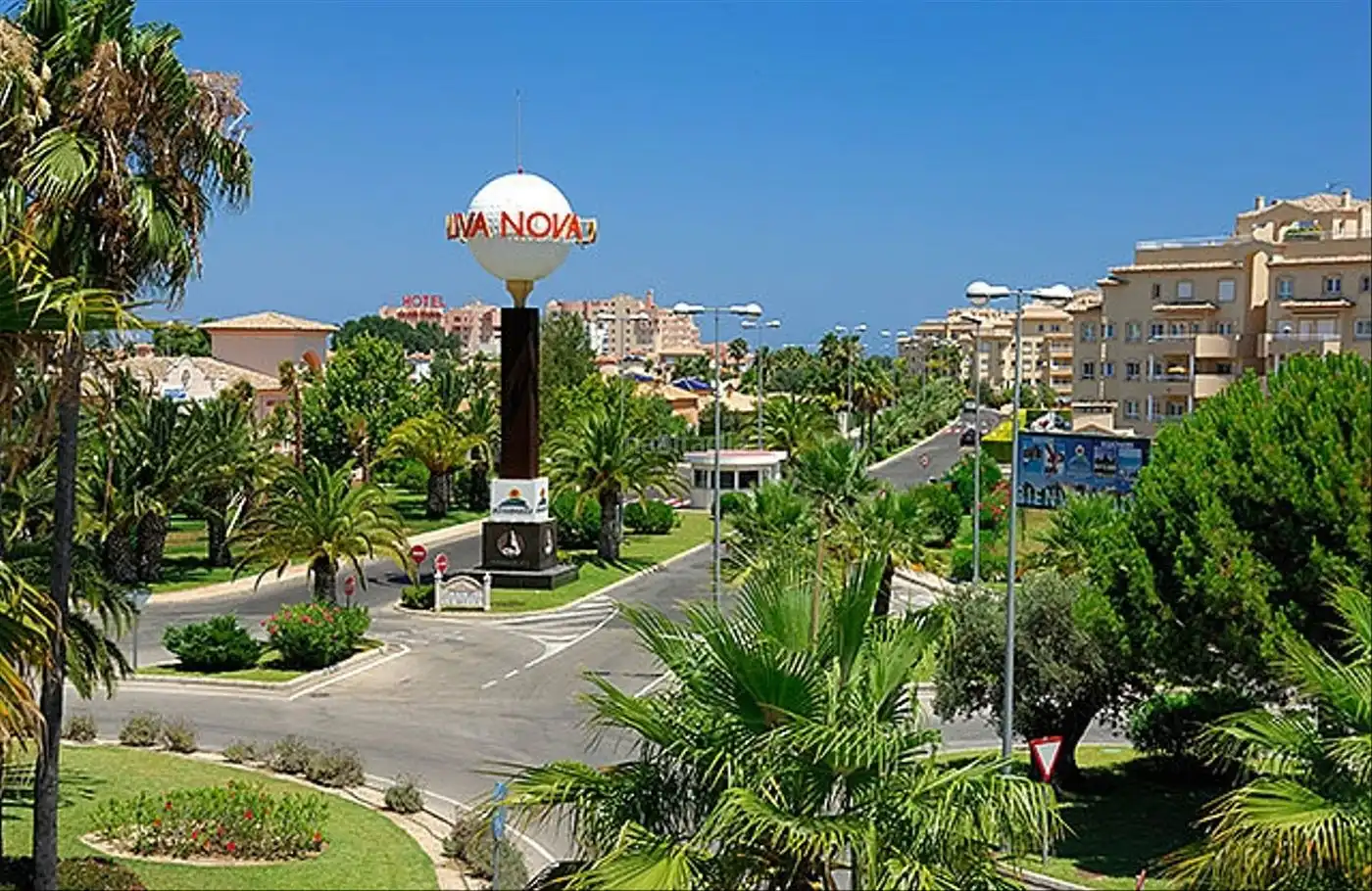 Casa pareada con piscina en venta en Avinguda Oliva Nova 9, imagen 2