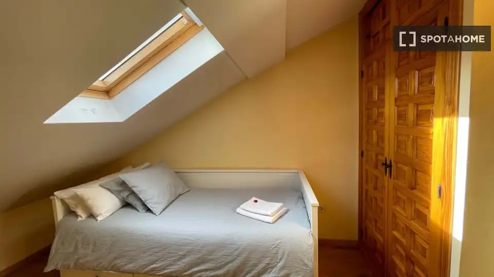 Habitación de Apartamento para compartir en Alcalá de Henares con Aire acondicionado, Terraza y Amueblado
