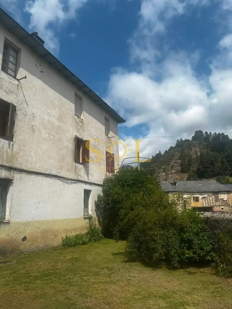 Vista exterior de Casa o chalet en venta en Cabrillanes con Calefacción y Jardín privado