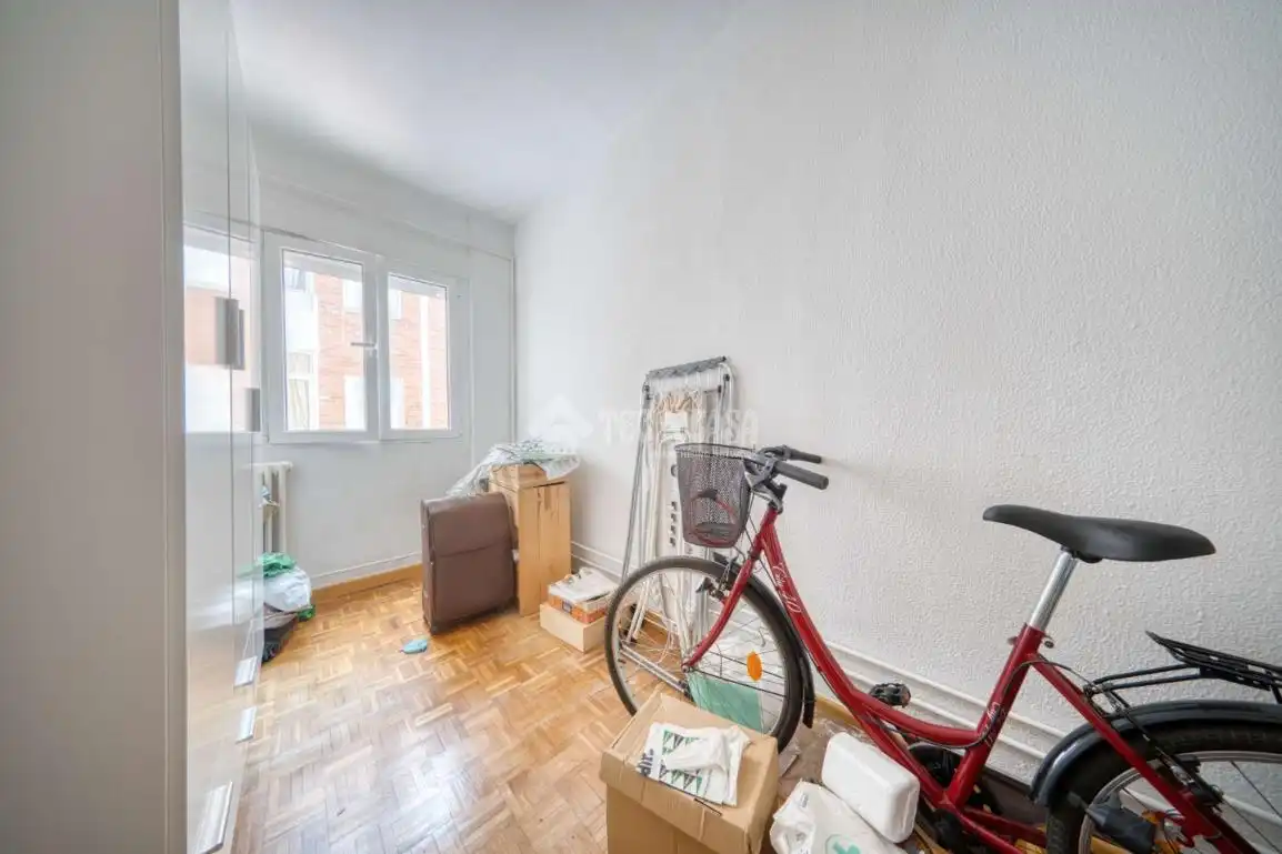 Bedroom of Flat for sale in Valladolid  with Heating, Parquet flooring and Furnished