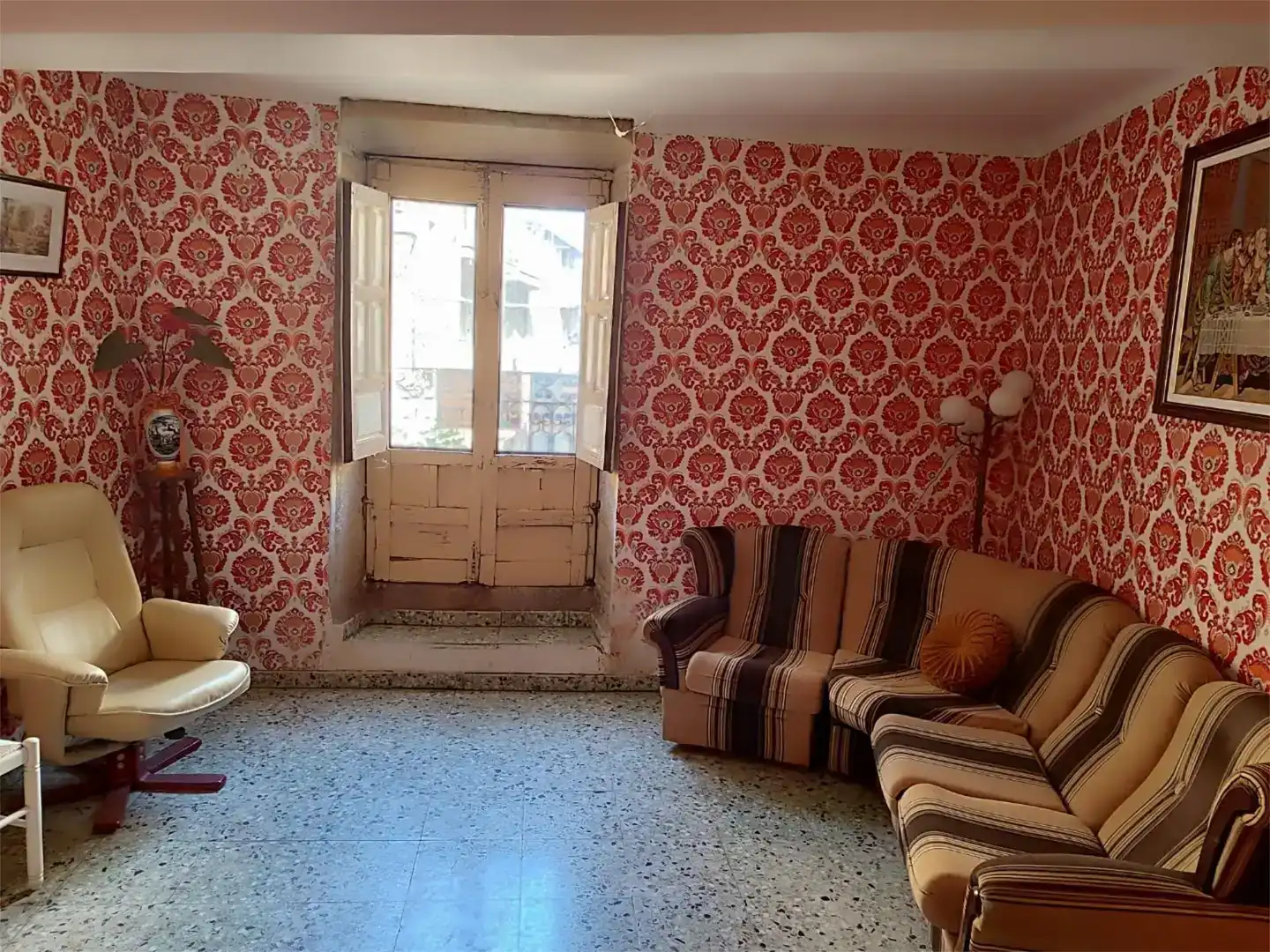 Sala d'estar de Casa adosada en venda en Hoyos amb Balcó