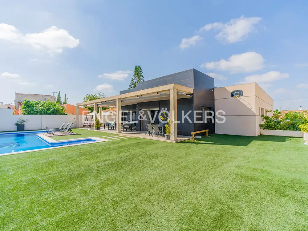 Villa con piscina in vendita a Carrer de la Limonita, imagen 4