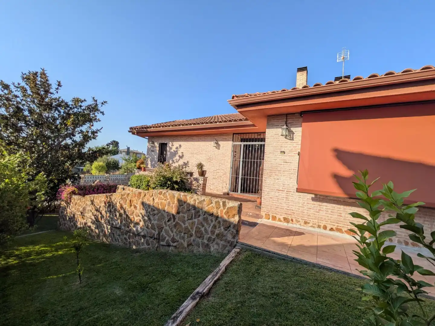 Jardí de Casa o xalet en venda en Valdeaveruelo amb Aire condicionat, Calefacció i Jardí privat