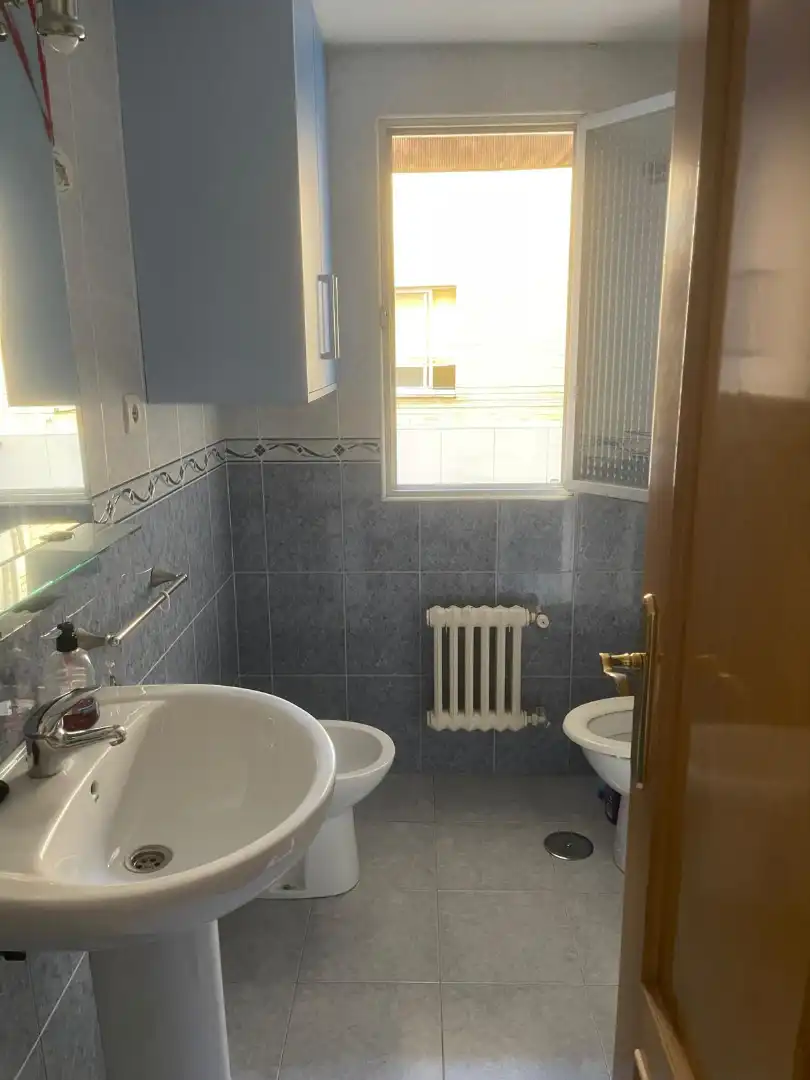 Badezimmer von Wohnung zur Miete in Granada mit Heizung, Ofen und Waschmaschine