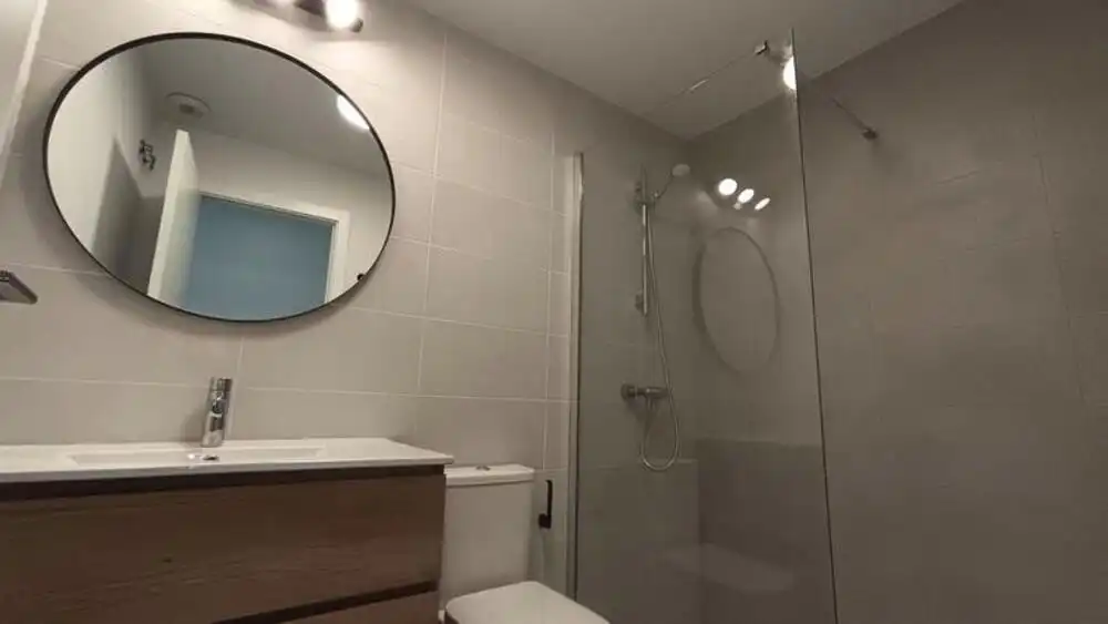 Baño de Apartamento de alquiler en Estepona con Aire acondicionado, Calefacción y Terraza