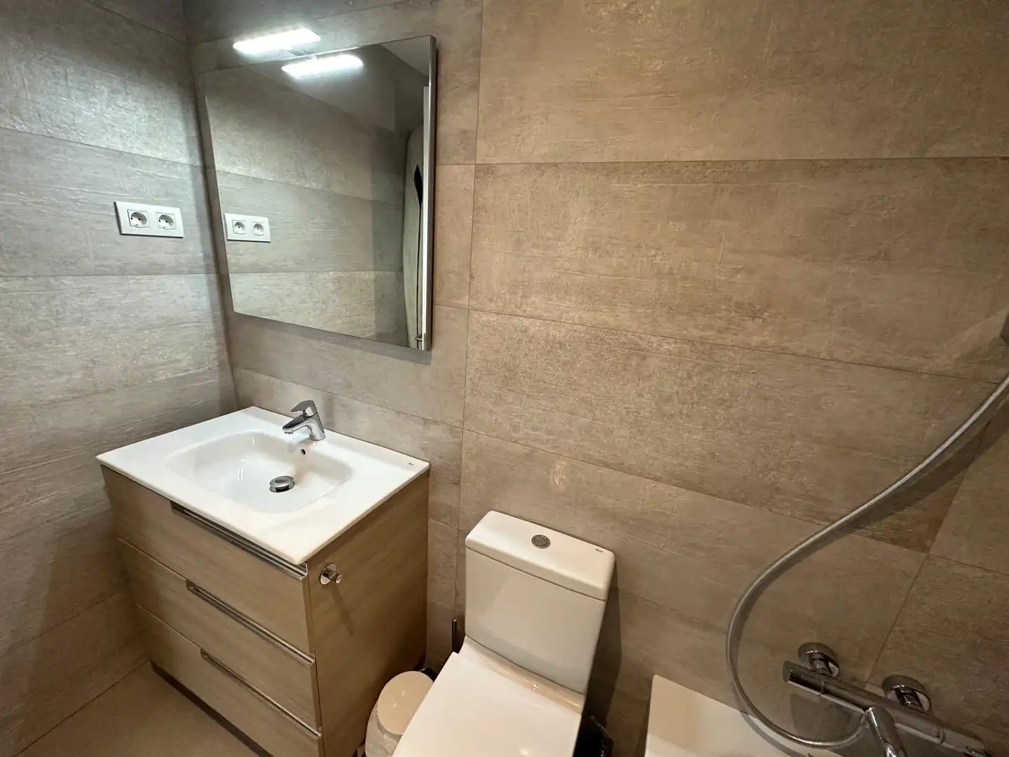Baño de Piso de alquiler en Badalona con Calefacción, Parquet y Trastero