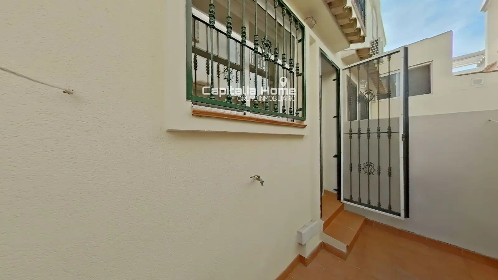 Terrasse von Einfamilien-Reihenhaus zum Verkauf in Santa Pola mit Abstellraum, Schwimmbad und Möbliert