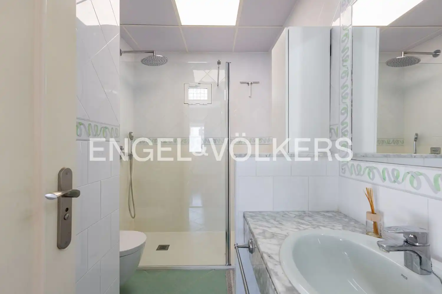 Baño de Ático de alquiler en Valencia con Aire acondicionado, Calefacción y Parquet