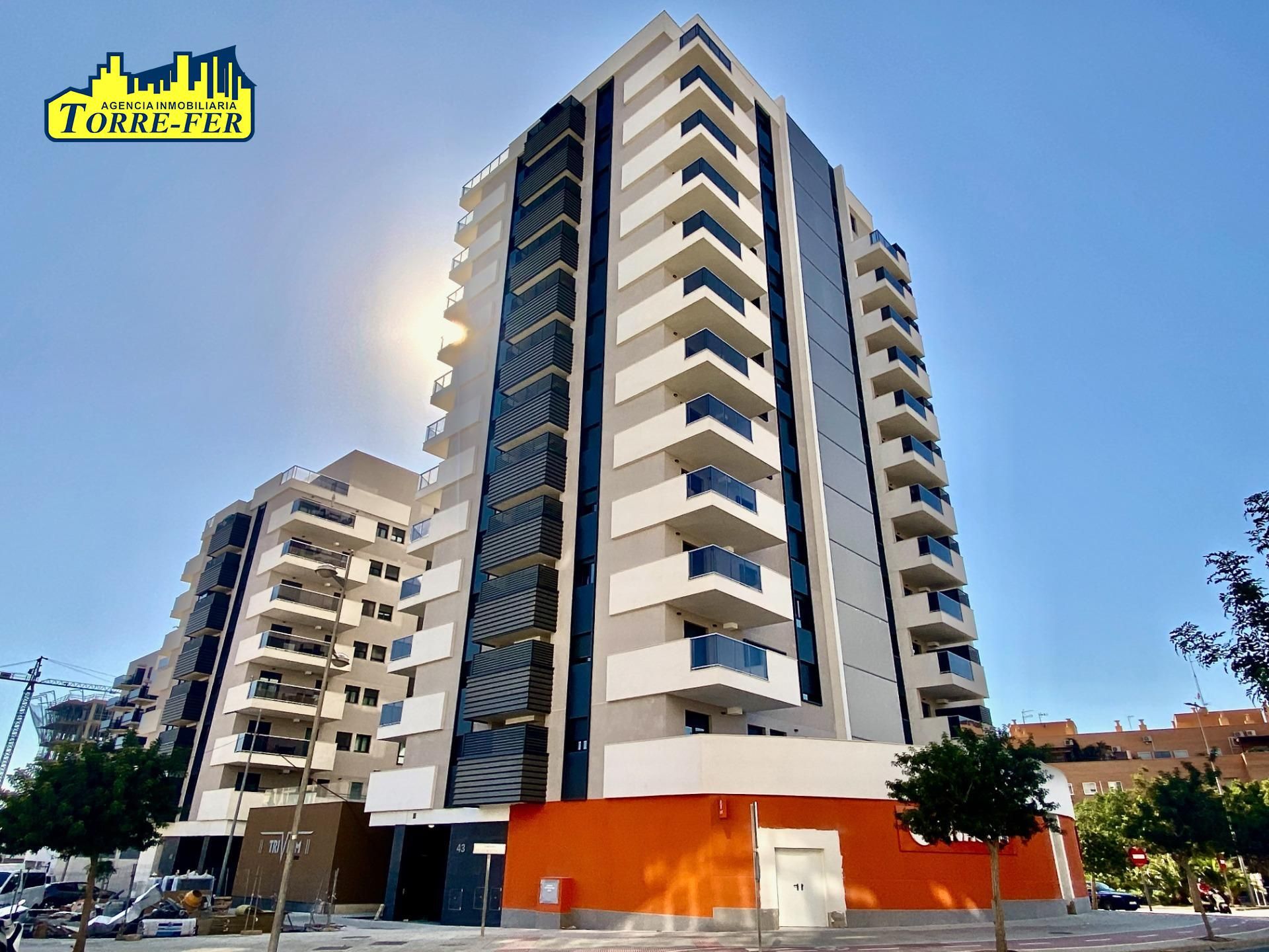 Vista exterior de Piso en venta en  Almería Capital con Terraza, Trastero y Piscina comunitaria