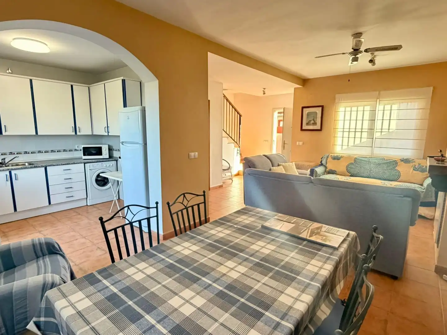 Sala d'estar de Casa adosada en venda en Fuente de Piedra amb Jardí privat, Terrassa i Moblat