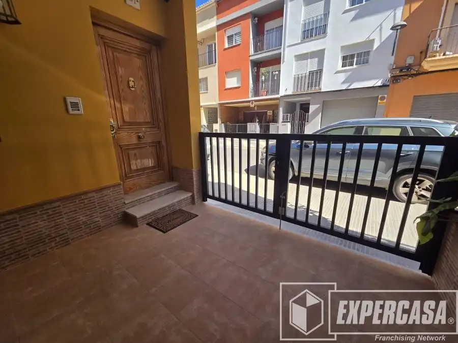 Vista exterior de Casa adosada en venta en Algemesí con Aire acondicionado y Terraza