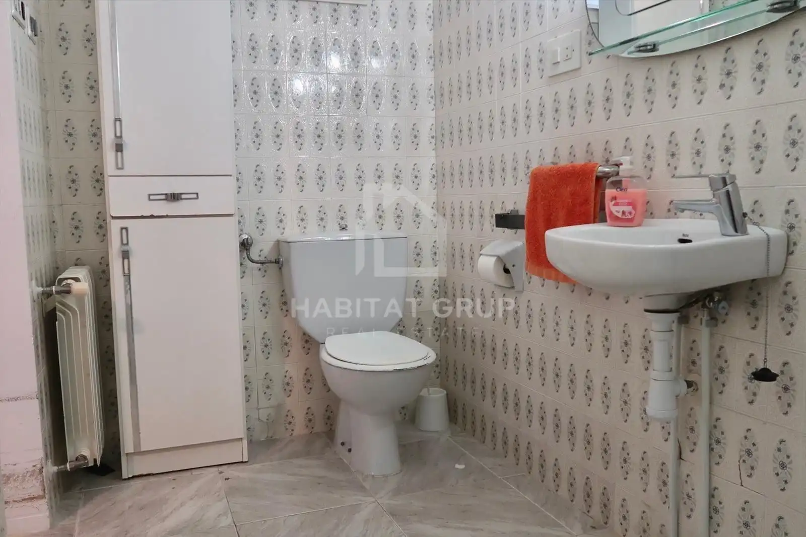 Badezimmer von Wohnung zum Verkauf in Es Castell mit Heizung und Privatgarten