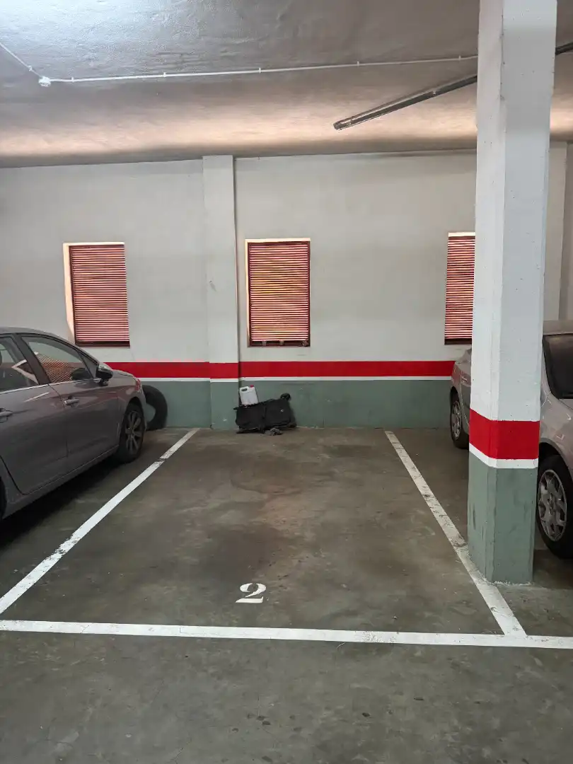 Aparcament de Dúplex en venda en León Capital  amb Calefacció, Parquet i Moblat