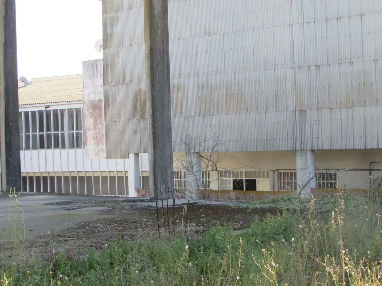 Außenansicht von Fabrikhallen zum Verkauf in Oleiros