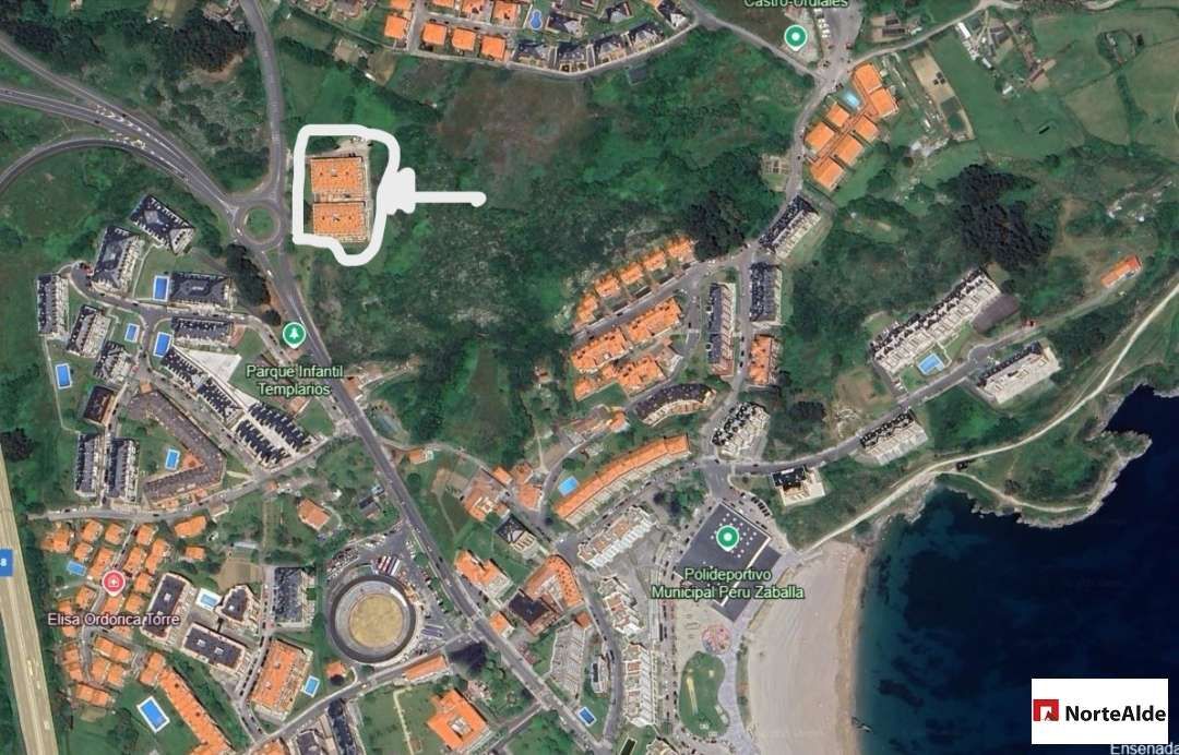 Vista exterior de Pis en venda en Castro-Urdiales amb Calefacció, Terrassa i Balcó