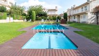 Piscina de Casa adosada en venda en Cambrils