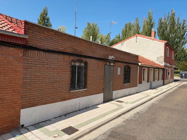 Exterior view of Single-family semi-detached for sale in Palencia Capital  with Private garden, Terrace and Storage room