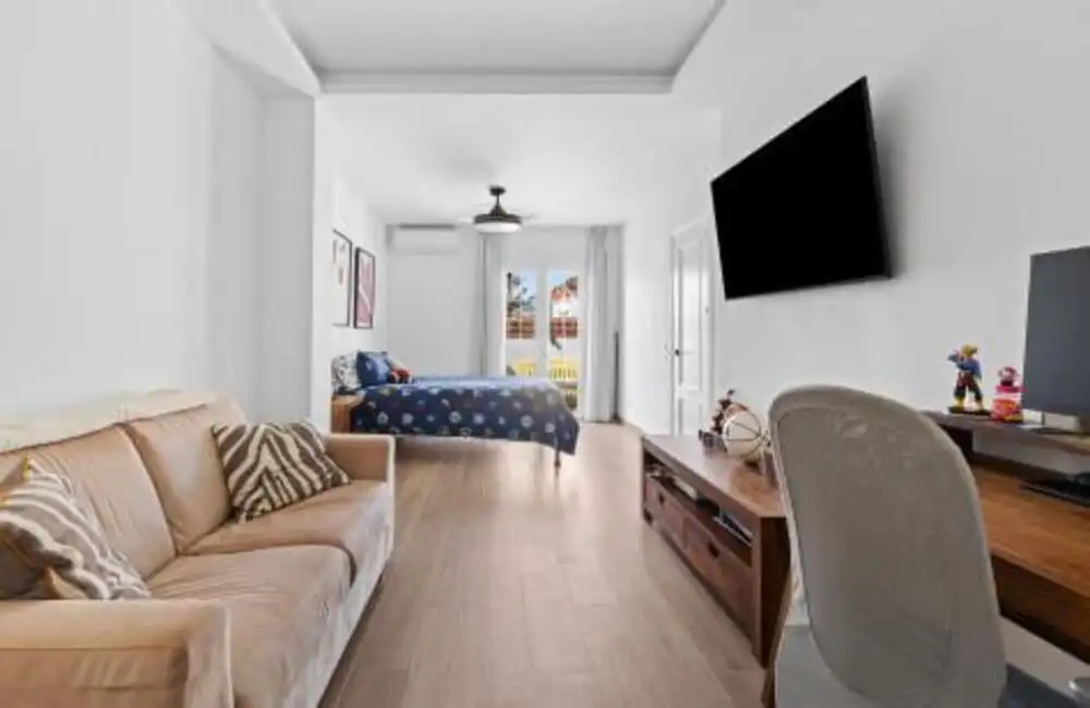 Sala d'estar de Casa adosada en venda en Marbella amb Aire condicionat, Jardí privat i Terrassa