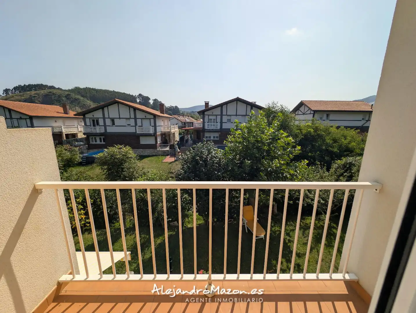 Terrasse von Einfamilien-Reihenhaus zum Verkauf in Castro-Urdiales mit Heizung, Privatgarten und Terrasse