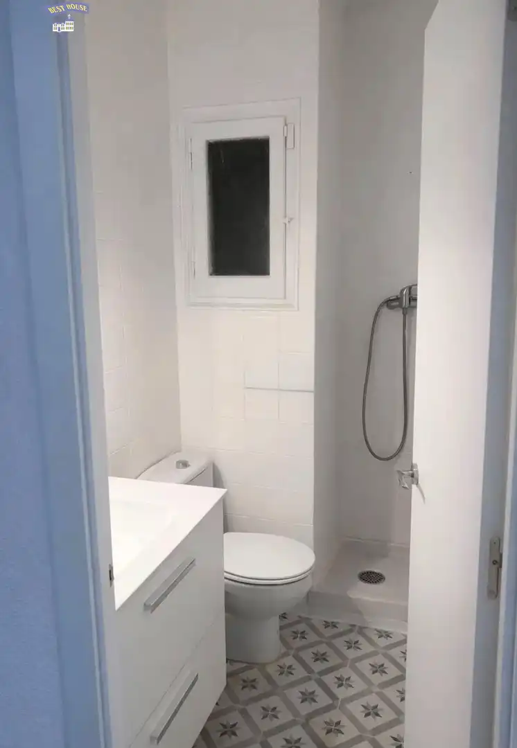 Badezimmer von Wohnung zum Verkauf in Barcelona mit Parkett und Terrasse