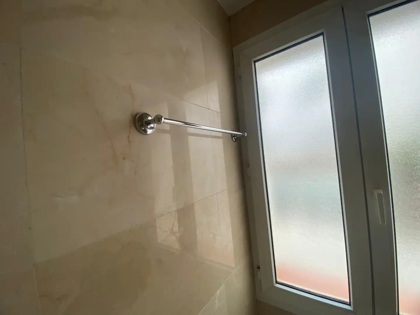 Bany de Apartament de lloguer en Madrid amb Aire condicionat, Calefacció i Moblat
